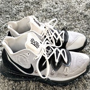 Nike Kyrie‘s woman’s size 9 Men’s size 7.5